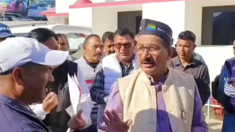 टिहरी में बीजेपी विधायक किशोर उपाध्याय के खिलाफ ठेकेदार संघ का विरोध प्रदर्शन