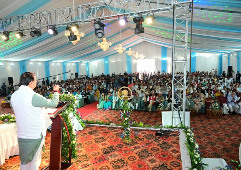 दून विश्वविद्यालय में प्रवासी उत्तराखंडी सम्मेलन के दूसरे सत्र में वक्ता नारी शक्ति और महिला सशक्तिकरण पर अपने विचार रखते हुए