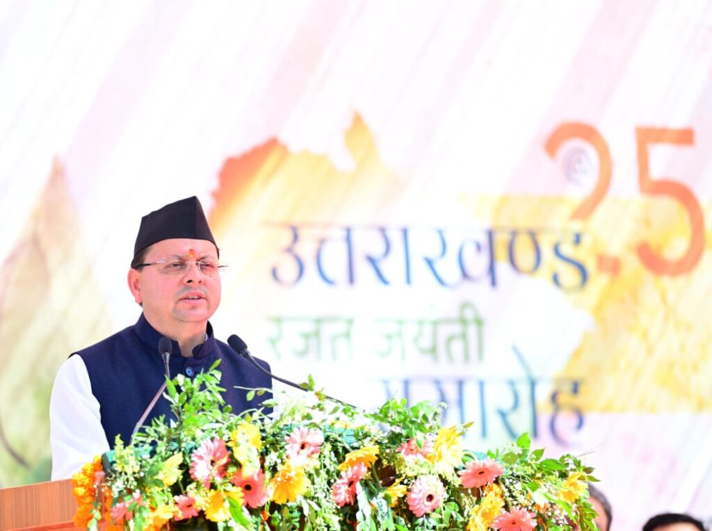 मुख्यमंत्री पुष्कर सिंह धामी देहरादून शहीद स्थल पर पुष्पांजलि अर्पित करते हुए