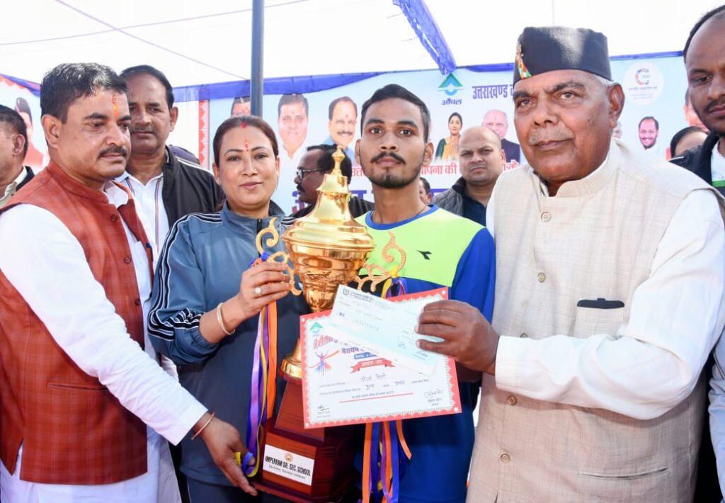 खेल मंत्री रेखा आर्या हल्द्वानी में आंचल मैराथन के विजेताओं को सम्मानित करती हुईं