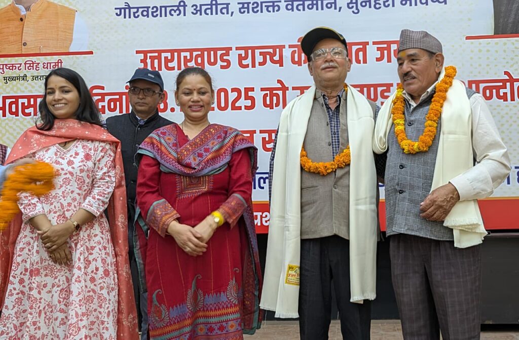 हल्द्वानी में उत्तराखंड राज्य स्थापना दिवस पर राज्य आंदोलनकारियों को सम्मानित करते हुए डॉ. अनिल कपूर डब्बू