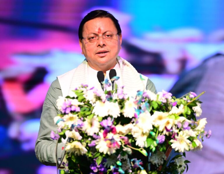 मुख्यमंत्री पुष्कर सिंह धामी लेखक गांव, थानों (देहरादून) में स्पर्श हिमालय महोत्सव-2025 के समापन समारोह में संबोधित करते हुए