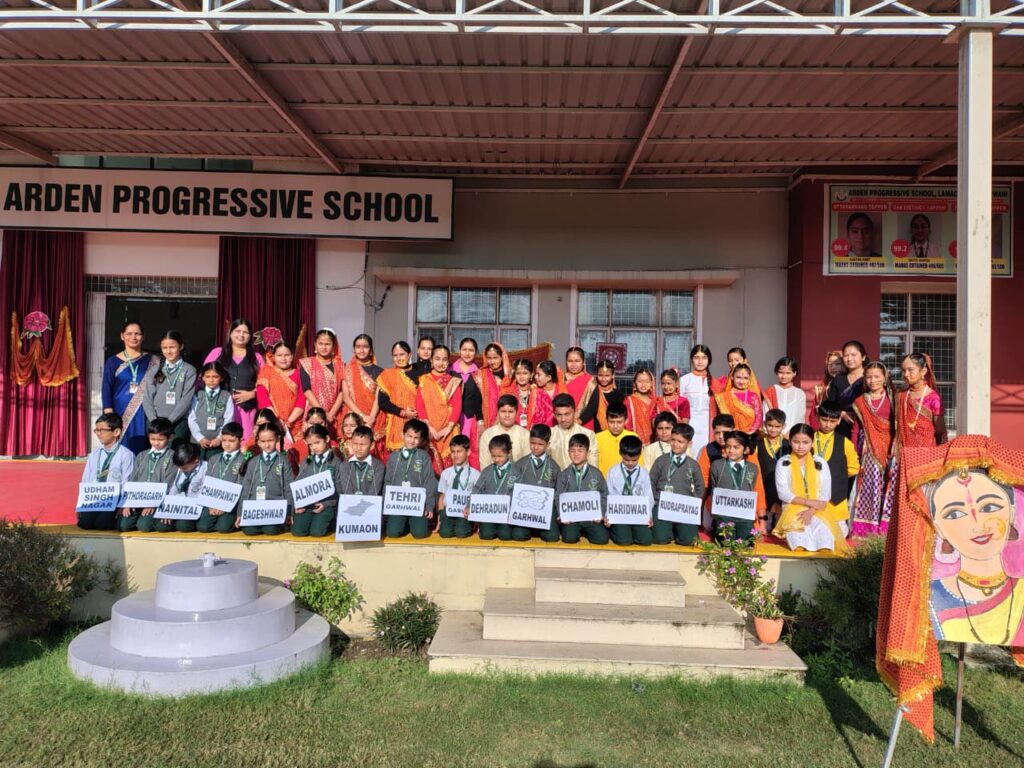 उत्तराखंड स्थापना दिवस पर ऑर्डन प्रोग्रेसिव स्कूल हल्द्वानी में नृत्य प्रस्तुत करते छात्र