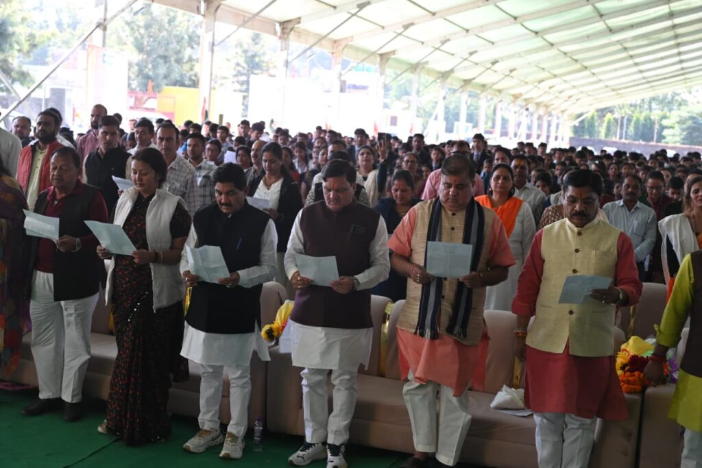 हल्द्वानी में वंदे मातरम के 150 वर्ष पूरे होने पर आयोजित देशभक्ति कार्यक्रम में भगत सिंह कोश्यारी