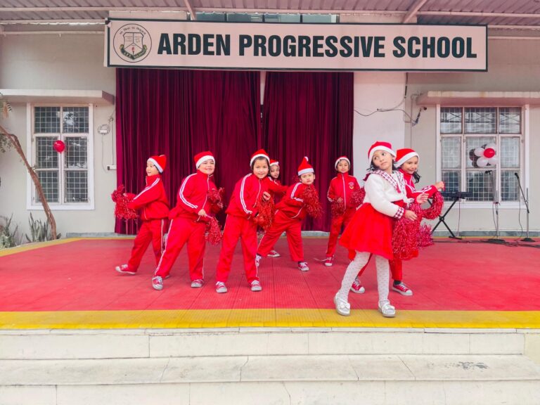 आर्डन प्रोग्रेसिव स्कूल लामाचौड़ में क्रिसमस सेलिब्रेशन के दौरान सांता बने बच्चे