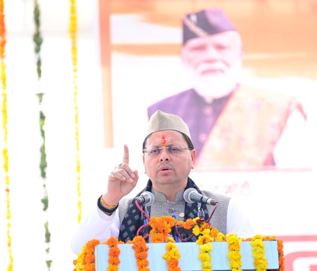 कपकोट में मुख्यमंत्री धामी 108 करोड़ की योजनाओं का लोकार्पण एवं शिलान्यास करते हुए