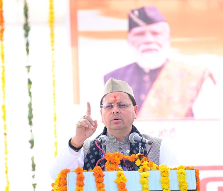 कपकोट में मुख्यमंत्री धामी 108 करोड़ की योजनाओं का लोकार्पण एवं शिलान्यास करते हुए