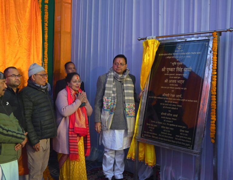 मुख्यमंत्री पुष्कर सिंह धामी नैनीताल में 121 करोड़ की विकास योजनाओं का लोकार्पण और शिलान्यास करते हुए