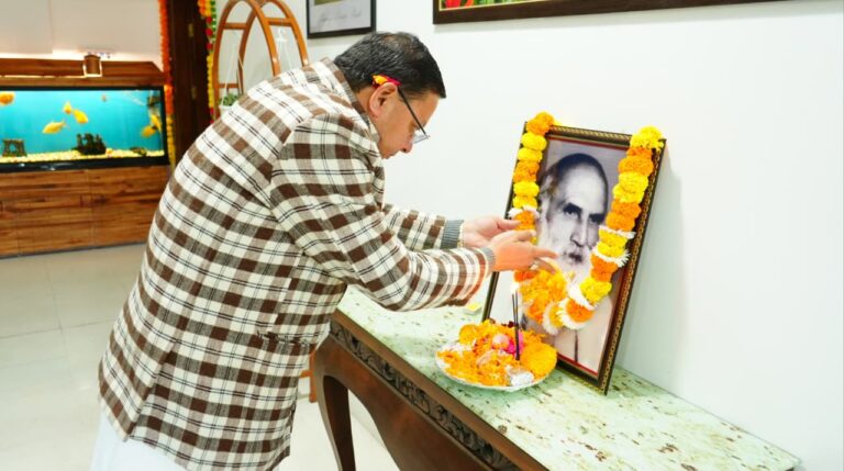 मुख्यमंत्री पुष्कर सिंह धामी इंद्रमणि बडोनी जयंती पर श्रद्धांजलि अर्पित करते हुए