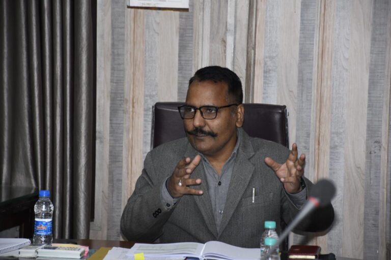 हल्द्वानी में जल जीवन मिशन की समीक्षा बैठक करते डीएम ललित मोहन रयाल