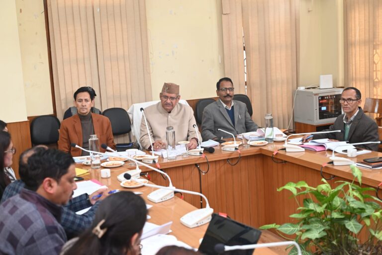 हल्द्वानी सर्किट हाउस में समीक्षा बैठक लेते हुए मंत्री गणेश जोशी