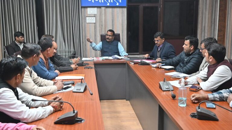 हल्द्वानी में विशेष गहन पुनरीक्षण पर बैठक लेते DM ललित मोहन रयाल