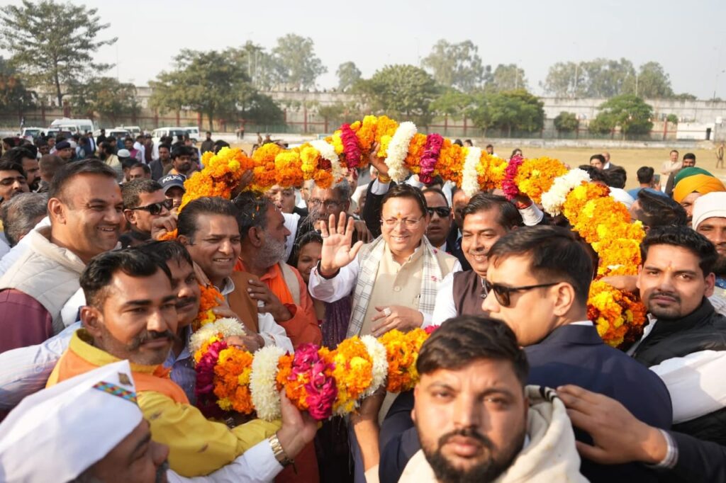 haridwar farmers welcoming cm pushkar singh dhami with flowers and sugarcane at gurukul kangri helipad