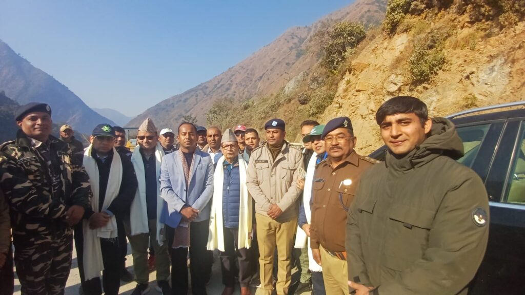 भारत–नेपाल सीमा पर काली नदी के निर्माणाधीन मोटर पुल का निरीक्षण करते नेपाल के राजदूत डॉ. शंकर प्रसाद शर्मा