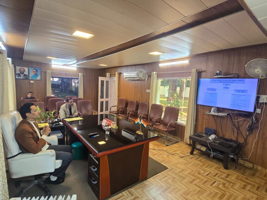 कुमाऊँ आयुक्त दीपक रावत SARRA योजना की समीक्षा बैठक करते हुए