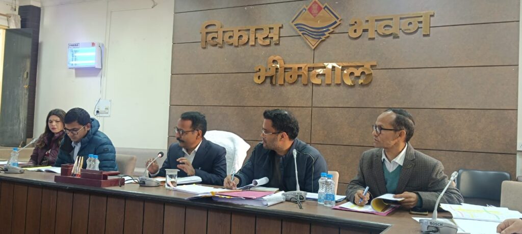 नैनीताल में विकास योजनाओं की समीक्षा बैठक करते जिलाधिकारी ललित मोहन रयाल