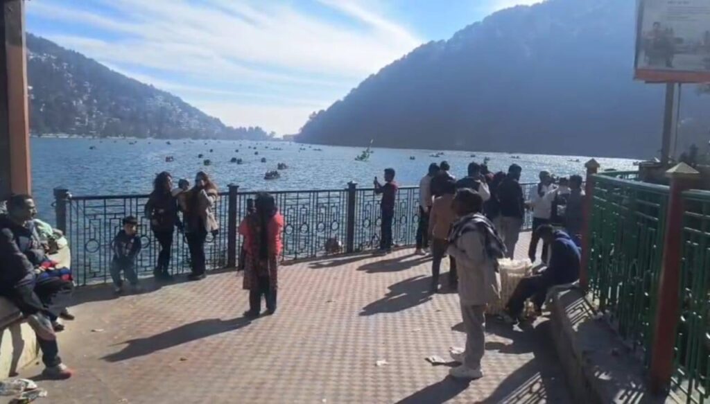 नववर्ष से पहले पर्यटकों से गुलजार नैनीताल मॉल रोड और नैनीझील