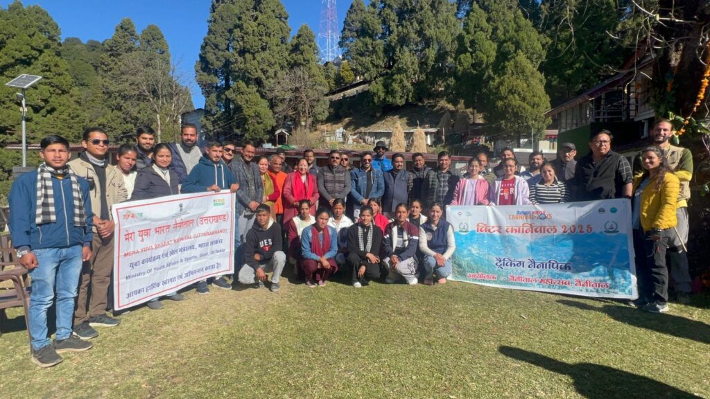 नैनीताल विंटर कार्निवाल 2025 के दौरान चाइना पीक ट्रैकिंग में शामिल युवा