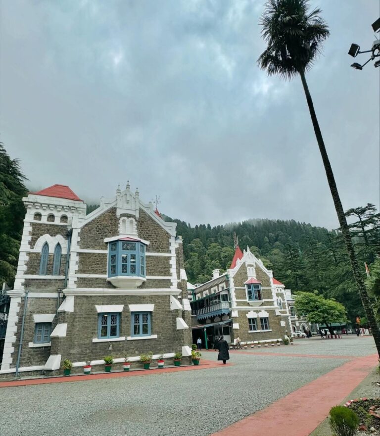 उत्तराखंड हाईकोर्ट में रेनकोट कांड की सुनवाई के दौरान पेश जिला पंचायत सदस्य और CBCID अधिकारी।