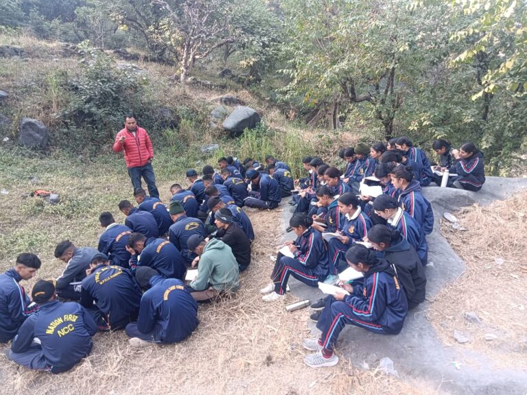 रानीबाग, हल्द्वानी में एनसीसी कैडेट्स को भूस्खलन और खोज-बचाव का प्रशिक्षण लेते हुए देखा जा रहा है।
