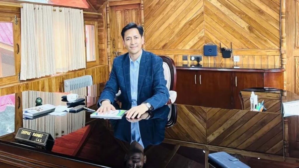 नववर्ष पर यातायात व्यवस्था को लेकर निर्देश देते कुमाऊँ आयुक्त दीपक रावत