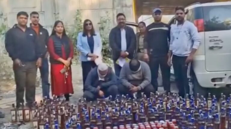 आबकारी विभाग द्वारा ऋषिकेश में वाहन से बरामद अवैध शराब की पेटियां और गिरफ्तार तस्कर