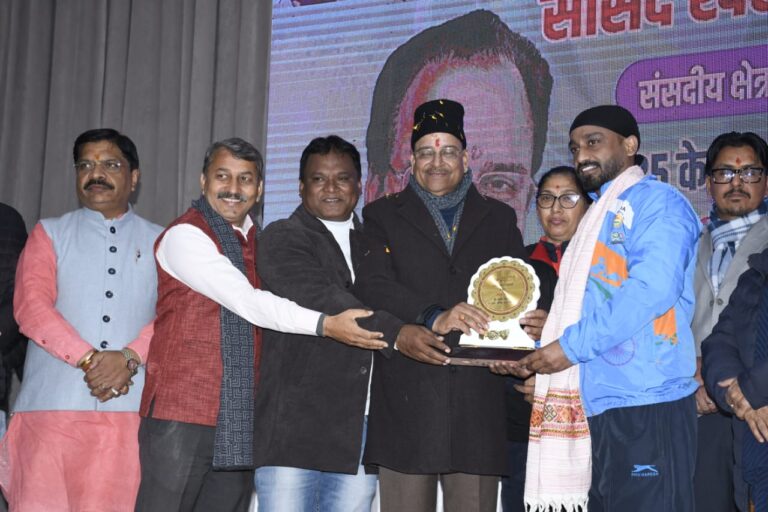 सांसद खेल महोत्सव के समापन कार्यक्रम में संबोधित करते सांसद अजय भट्ट, हल्द्वानी