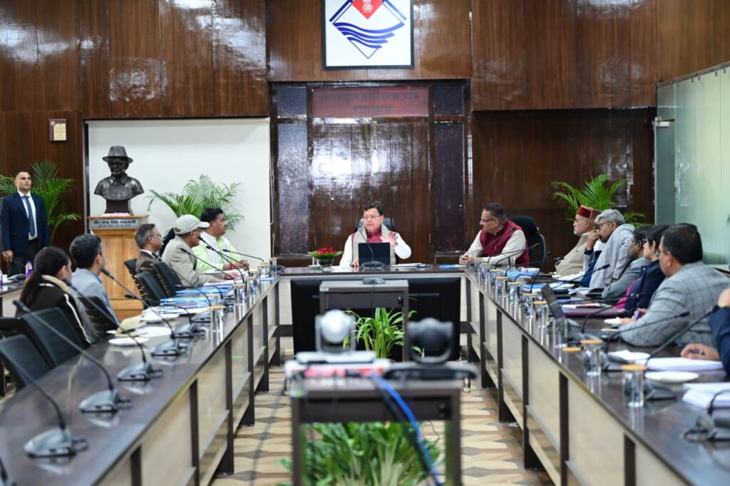 मुख्यमंत्री पुष्कर सिंह धामी जड़ी-बूटी सलाहकार समिति की बैठक में निर्देश देते हुए