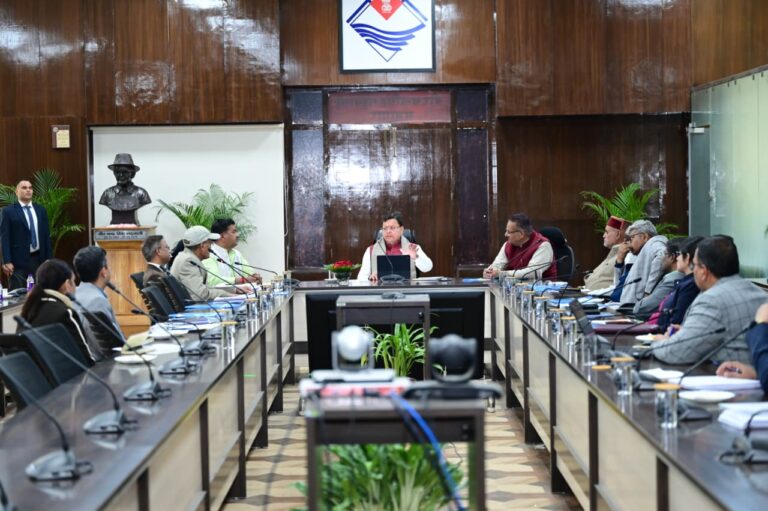 मुख्यमंत्री पुष्कर सिंह धामी जड़ी-बूटी सलाहकार समिति की बैठक में निर्देश देते हुए