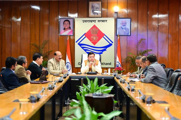 मुख्यमंत्री पुष्कर सिंह धामी सचिवालय में वन विभाग की समीक्षा बैठक लेते हुए