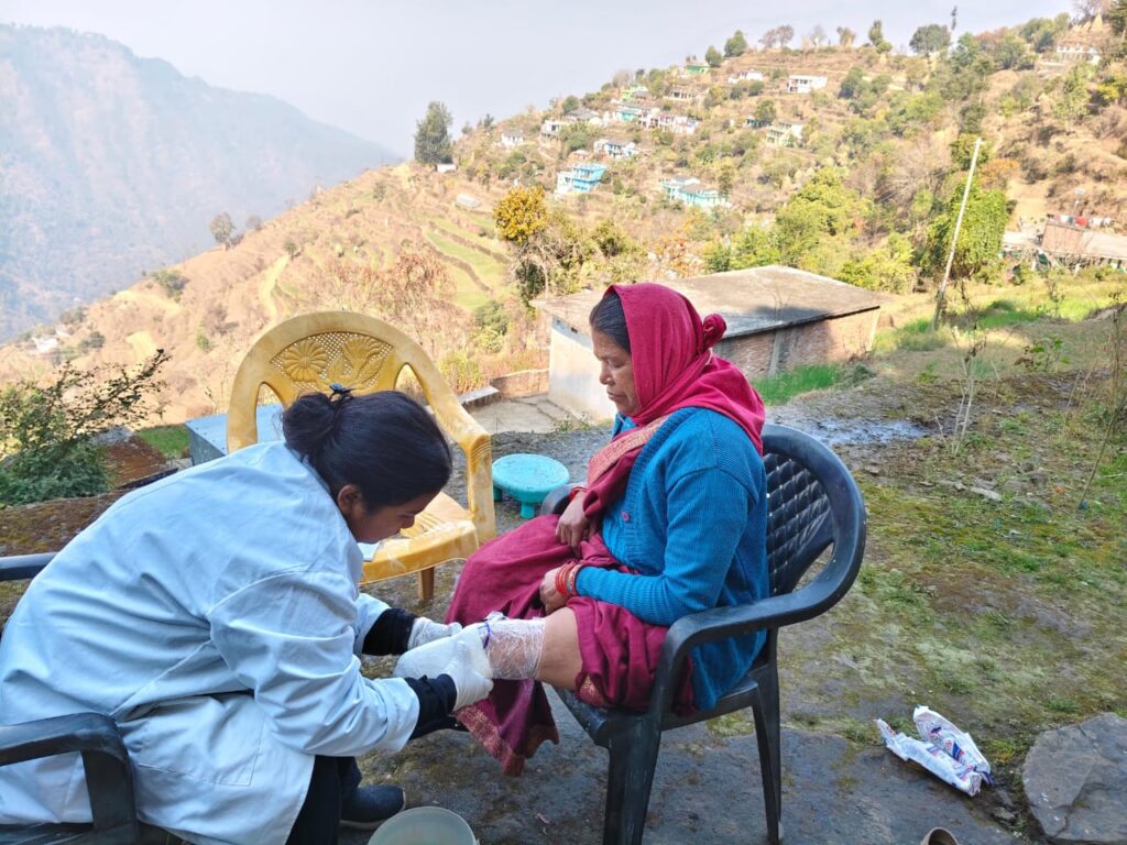 जिलाधिकारी मनीष कुमार की पहल से महिला को मिला कृत्रिम पैर