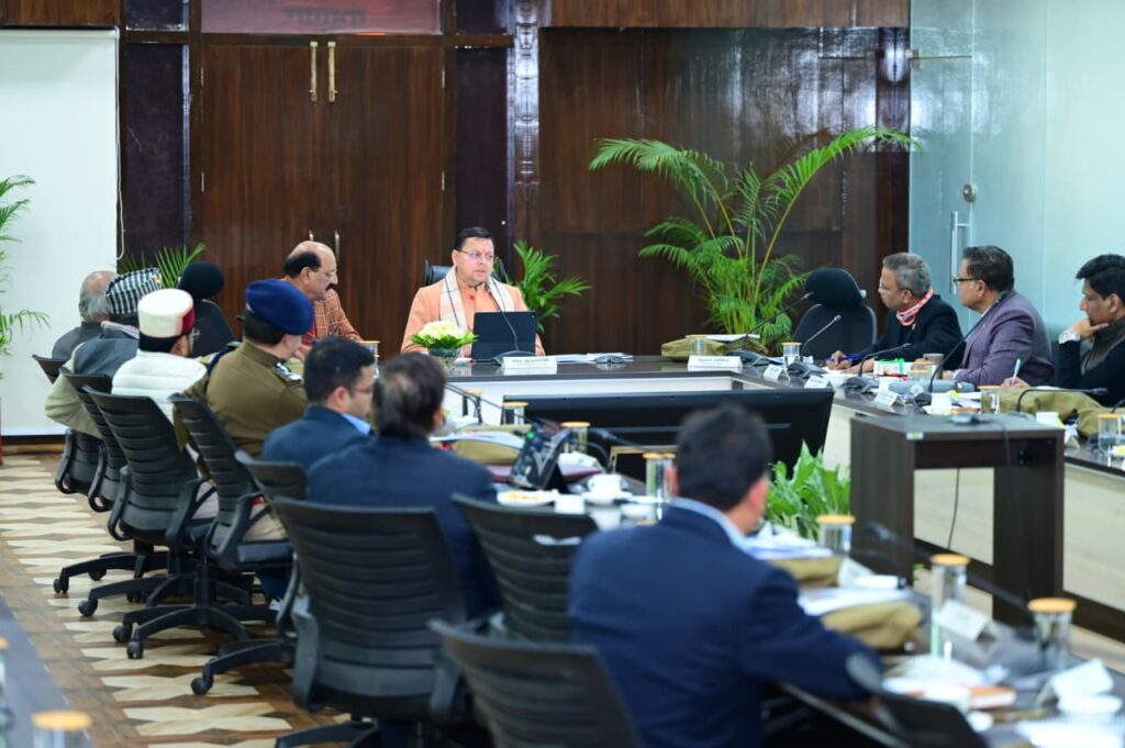 मुख्यमंत्री पुष्कर सिंह धामी उत्तराखंड राज्य वन्यजीव बोर्ड की बैठक की अध्यक्षता करते हुए