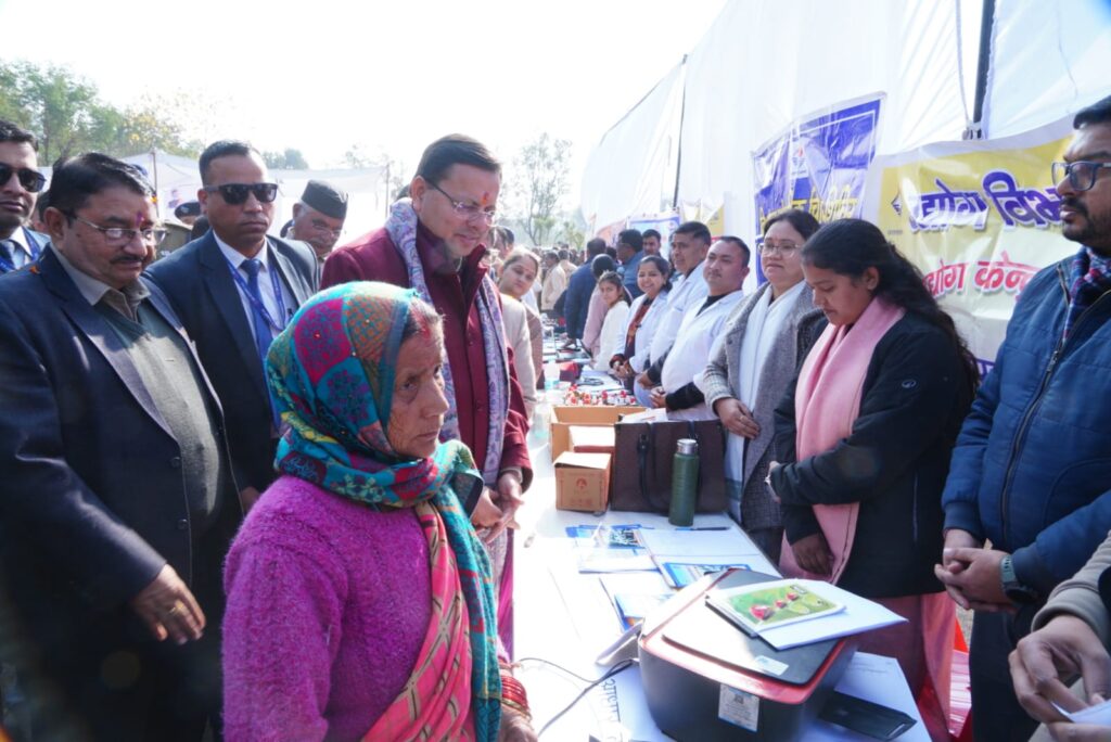 मुख्यमंत्री पुष्कर सिंह धामी खैरीमान सिंह शिविर का निरीक्षण करते हुए