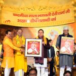 हरिद्वार में देव संस्कृति विश्वविद्यालय के ध्वज वंदन समारोह में मुख्यमंत्री पुष्कर सिंह धामी और केंद्रीय मंत्री गजेन्द्र सिंह शेखावत