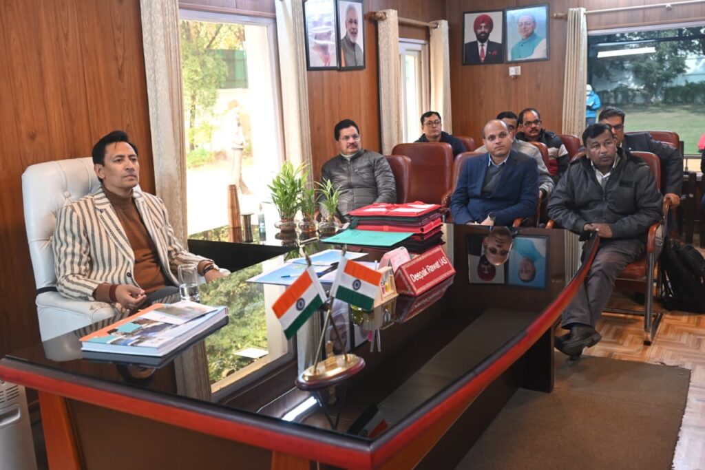 कुमाऊं आयुक्त दीपक रावत जमरानी बांध परियोजना की समीक्षा करते हुए