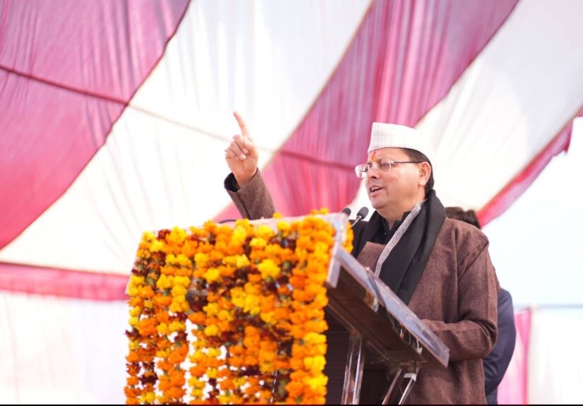 मुख्यमंत्री पुष्कर सिंह धामी जन-जन की सरकार जन-जन के द्वार अभियान के दौरान जनता से संवाद करते हुए