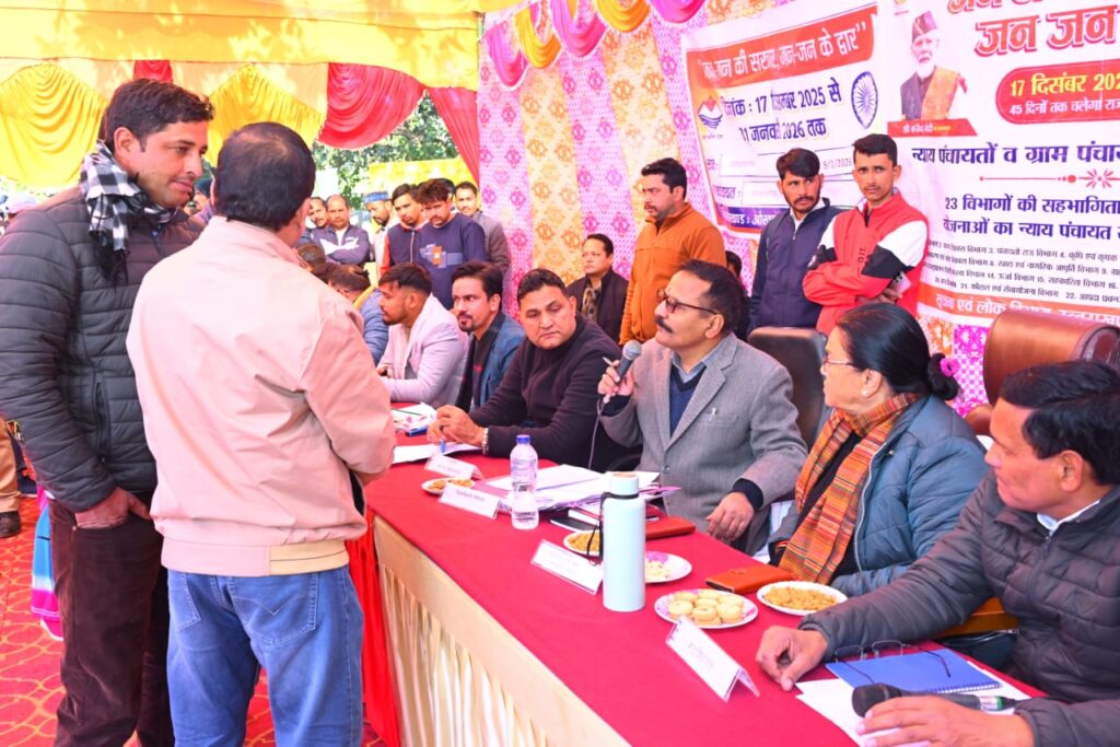 ओखलकांडा में जन-जन की सरकार शिविर में जनता की समस्याएं सुनते जिलाधिकारी ललित मोहन रयाल