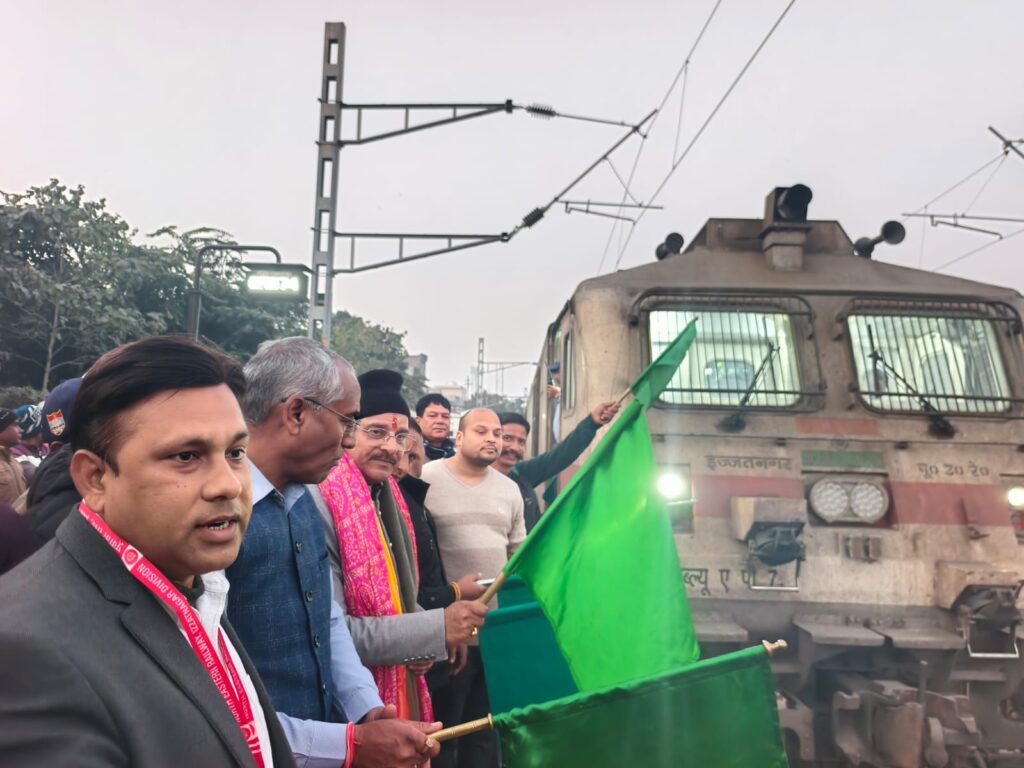 लालकुआं रेलवे स्टेशन पर बेंगलुरु स्पेशल एक्सप्रेस को हरी झंडी दिखाते सांसद अजय भट्ट