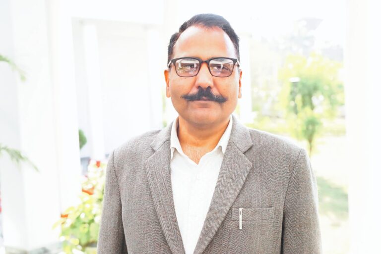 नैनीताल जिलाधिकारी ललित मोहन रयाल का निजी स्कूलों की फीस और यूनिफॉर्म पर सख्त निर्देश