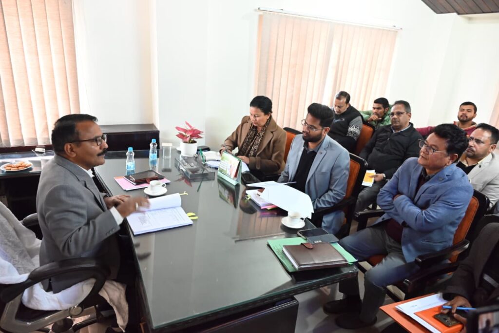 नैनीताल में वनाग्नि सुरक्षा समिति की बैठक की अध्यक्षता करते जिलाधिकारी ललित मोहन रयाल