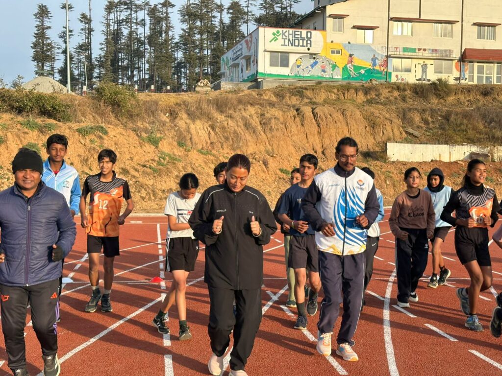 कैबिनेट मंत्री रेखा आर्या लोहाघाट स्पोर्ट्स कॉलेज में बच्चों के साथ 100 मीटर दौड़ लगाते हुए