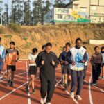 कैबिनेट मंत्री रेखा आर्या लोहाघाट स्पोर्ट्स कॉलेज में बच्चों के साथ 100 मीटर दौड़ लगाते हुए