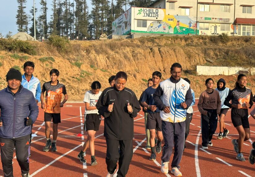 कैबिनेट मंत्री रेखा आर्या लोहाघाट स्पोर्ट्स कॉलेज में बच्चों के साथ 100 मीटर दौड़ लगाते हुए