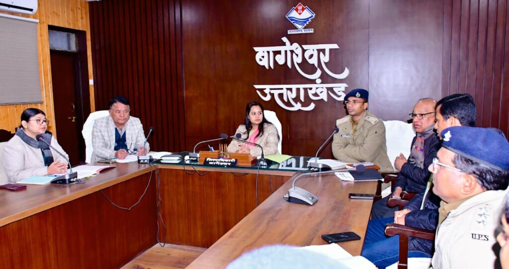 उत्तरायणी मेला 2026 को लेकर समीक्षा बैठक करती जिलाधिकारी आकांक्षा कोंडे