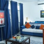 खड़ी होली महोत्सव में पारंपरिक वेशभूषा में लोक कलाकार गीत गाते हुए