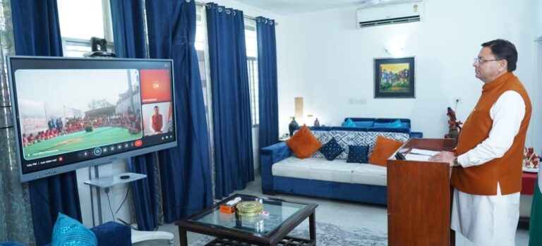 खड़ी होली महोत्सव में पारंपरिक वेशभूषा में लोक कलाकार गीत गाते हुए