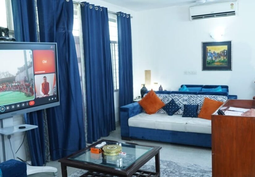 खड़ी होली महोत्सव में पारंपरिक वेशभूषा में लोक कलाकार गीत गाते हुए