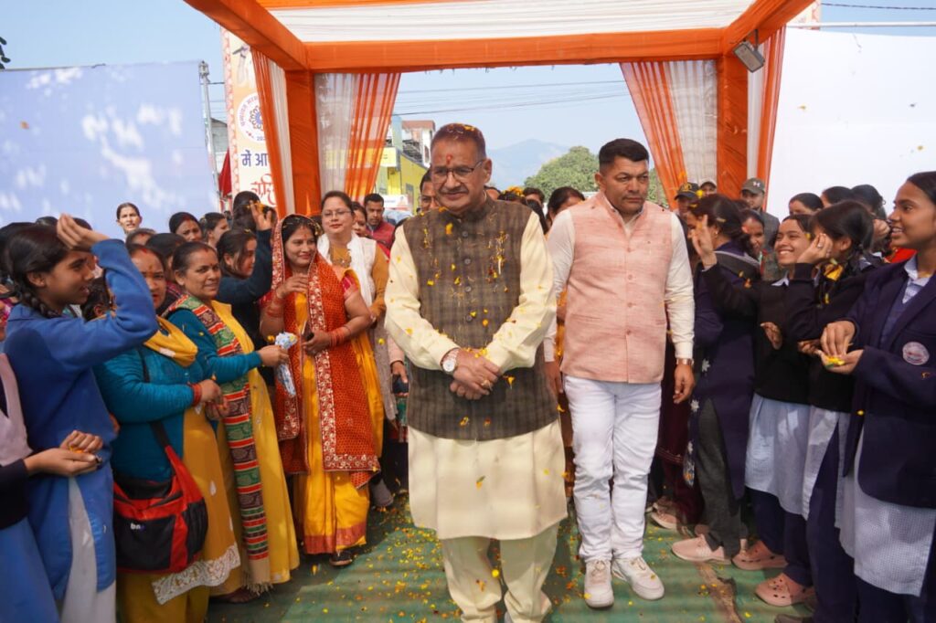 ग्राम्य विकास मंत्री गणेश जोशी चम्पावत सरस कॉर्बेट महोत्सव 2026 में स्टॉलों का निरीक्षण करते हुए