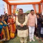 ग्राम्य विकास मंत्री गणेश जोशी चम्पावत सरस कॉर्बेट महोत्सव 2026 में स्टॉलों का निरीक्षण करते हुए