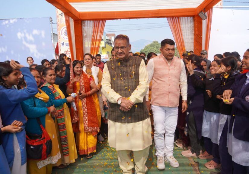 ग्राम्य विकास मंत्री गणेश जोशी चम्पावत सरस कॉर्बेट महोत्सव 2026 में स्टॉलों का निरीक्षण करते हुए